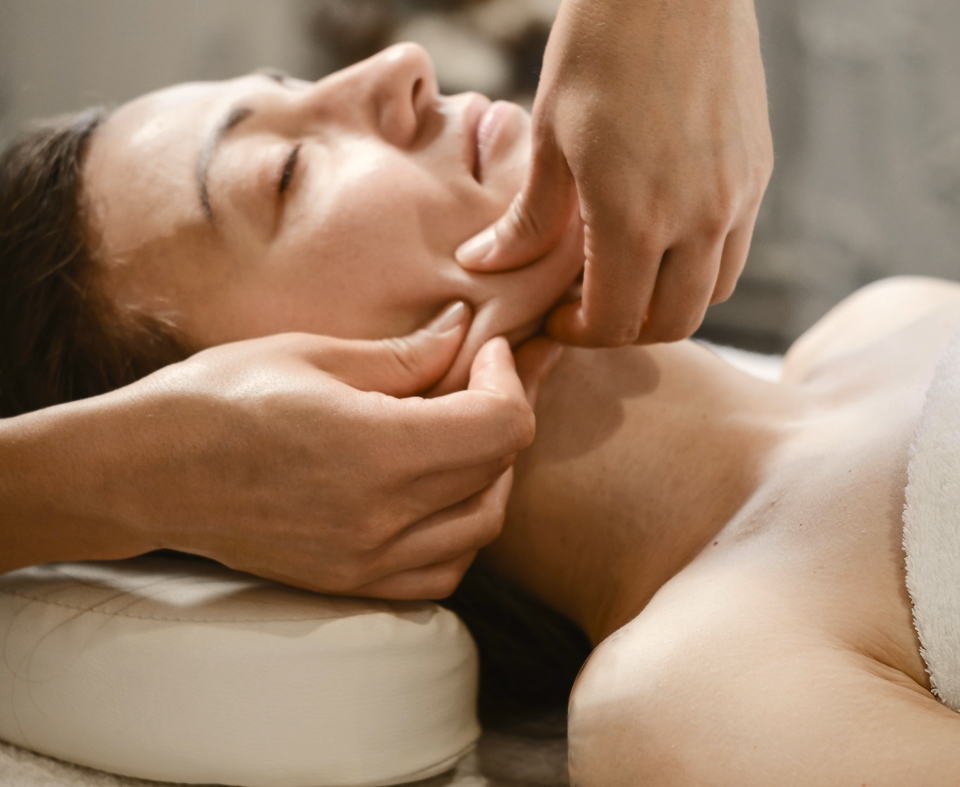 Myofascialna masaža obraza